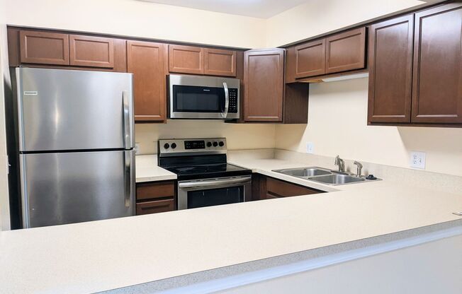 Well kept 2 bed/2.5 baths Townhome in the heart of Tuscawilla