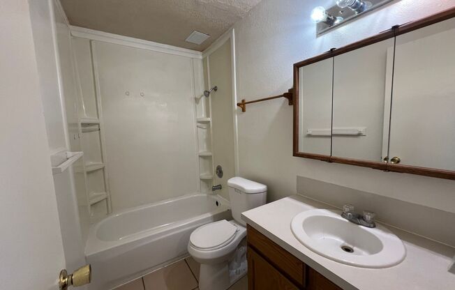 2 beds, 1 bath, $975, Unit 5105 Hawthorne # 12