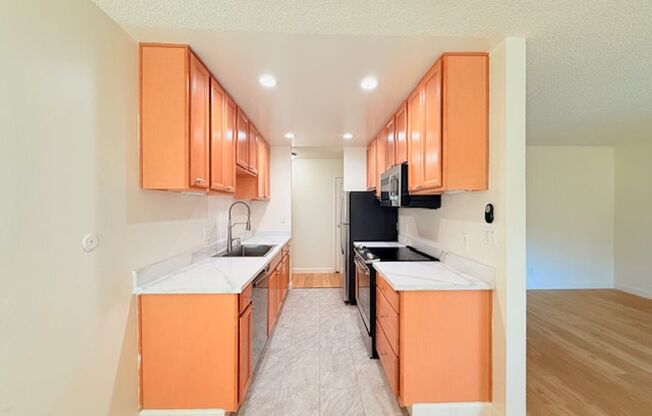 2 beds, 1 bath, 878 sqft, $2,420, Unit 4
