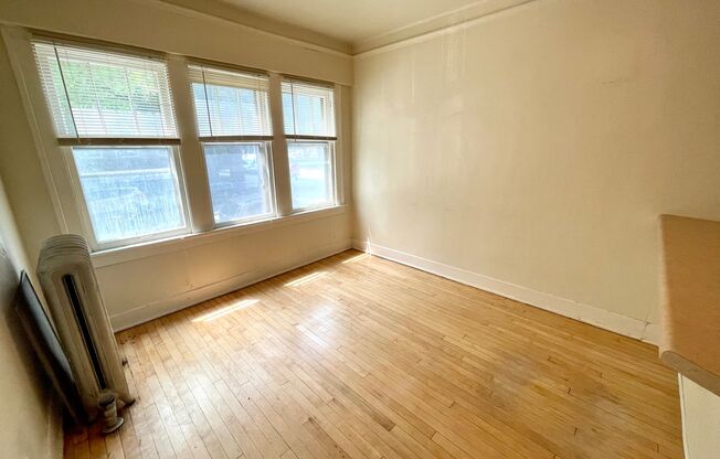 1 bed, 1 bath, $915, Unit 4