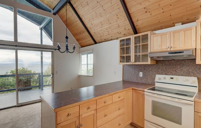 2 Bedroom + Loft Cottage with Puget Sound View