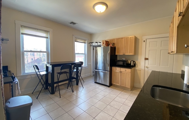 3 beds, 1 bath, $4,800, Unit 2