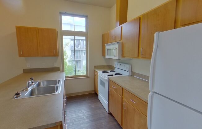 3 beds, 1.5 baths, $2,400, Unit 6