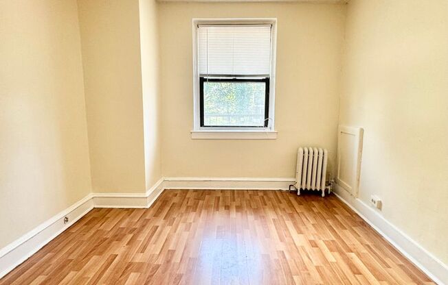 2 beds, 1 bath, $1,250, Unit H6