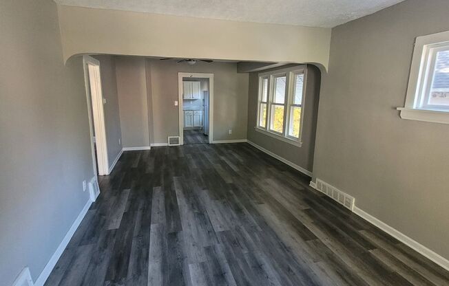 3 beds, 1 bath, $1,200, Unit Up