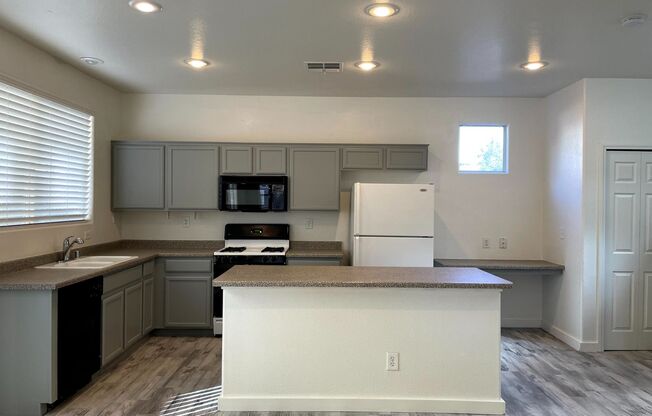DARLING 3 BEDROOM, 2.5 BATH LOCATED IN GATED COMMUNITY