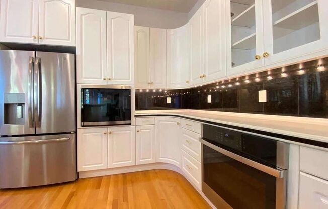 6 beds, 5.5 baths, $9,000