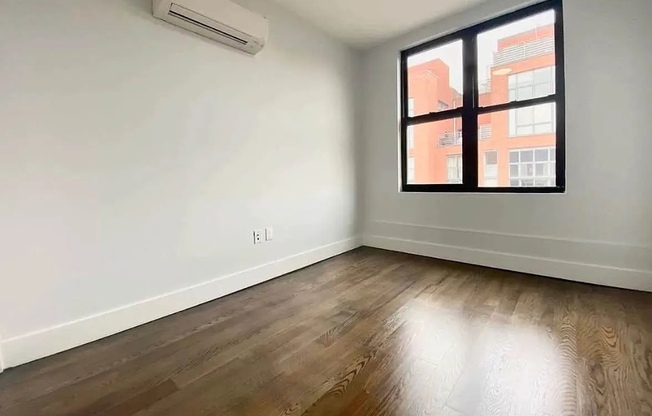 3 beds, 1 bath, $4,300, Unit 4W