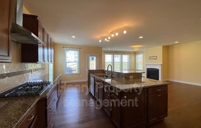 2280 CHATTERING LORY LN