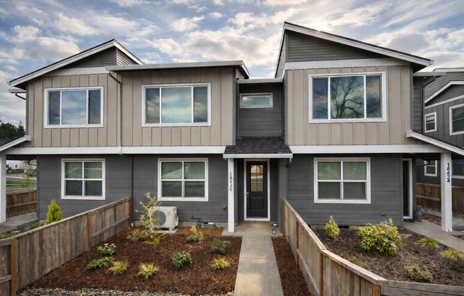 Beautiful Like New Four Creeks Townhouse For Lease - 18426 NE 46th Pl