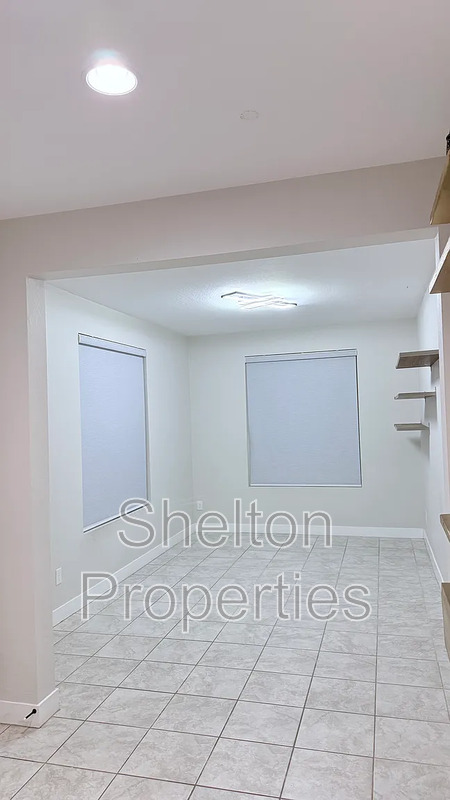 5229 N 79 DR