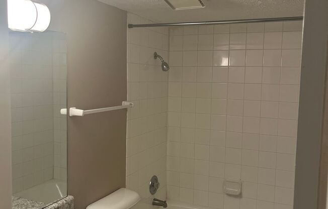 2 beds, 1 bath, 948 sqft, $1,179, Unit 032