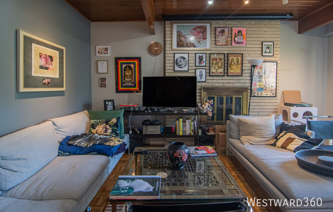 4334 N Clarendon Ave Apt 209