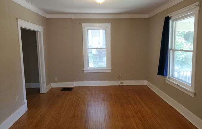 3 bd, 2 ba house, walk to downtown, by Columbia College, w/d, hardwoods, lawncare provided