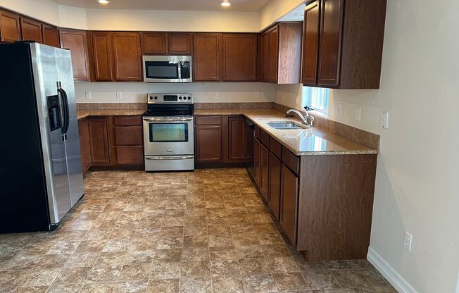 5 BEDROOM, 4 BATHROOM TOWNHOUSE WITH 2 CAR DETACHED GARAGE