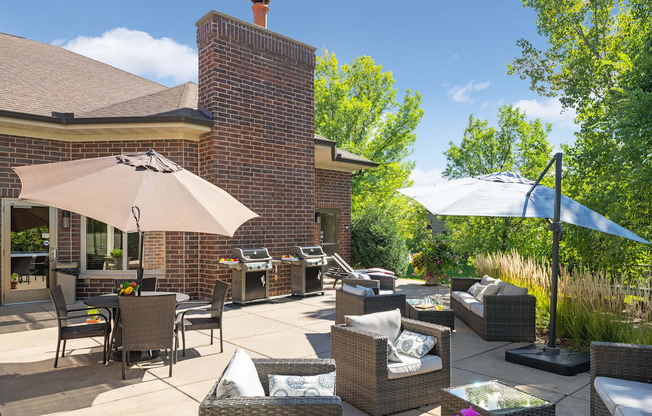 Laurel East End Apartments in Golden Valley, MN photo of a patio with tables and chairs and umbrellas