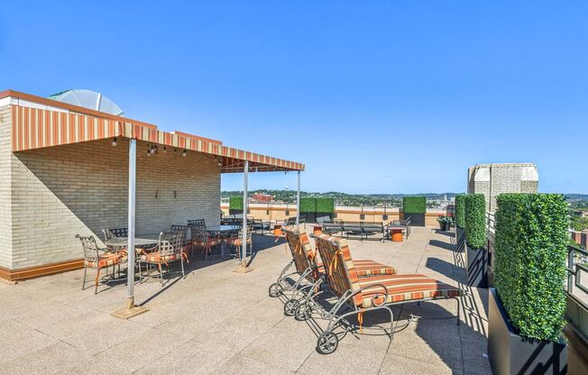 2 beds, 1 bath, 975 sqft, $1,900, Unit Royal York 102