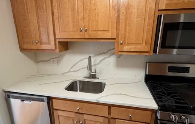 2 beds, 2 baths, 1,080 sqft, $2,325, Unit 5U