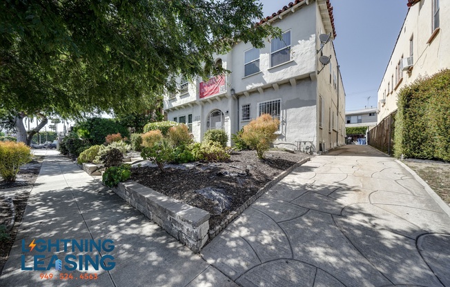 6135 1/2 SATURN ST