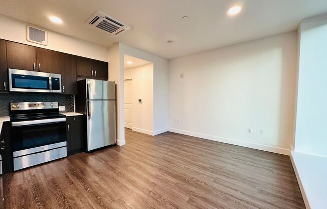 Studio, 1 bath, 327 sqft, $1,495, Unit 410 5th #611