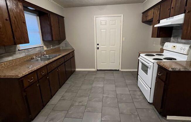 3 beds, 1 bath, $825