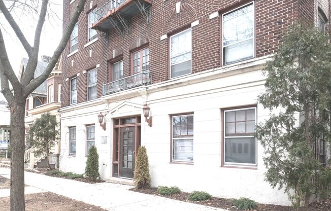 Studio, 1 bath, $875, Unit 13