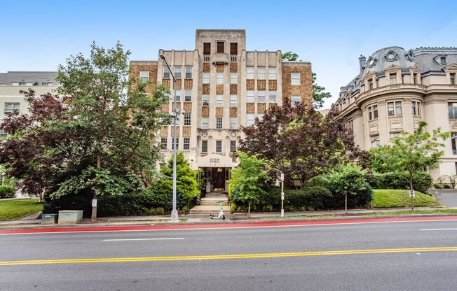 1 Bedroom Meridian Hill Oasis - Parking Included! Between Admo, U Street, and Columbia Heights! Pets Welcome!