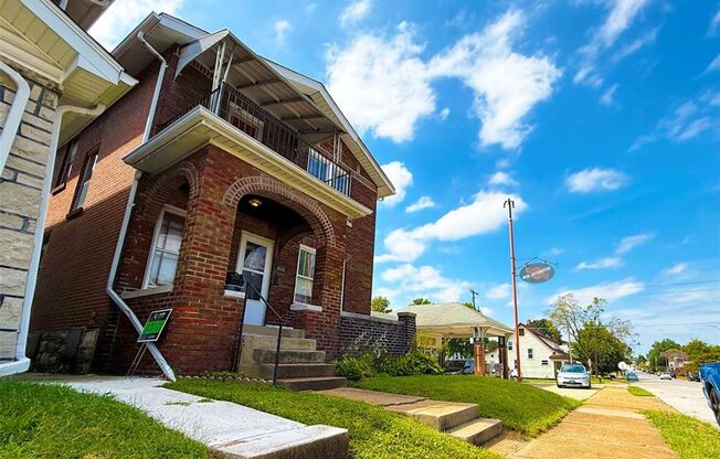 2 beds, 1 bath, 888 sqft, $1,275, Unit Arsenal Street-6328