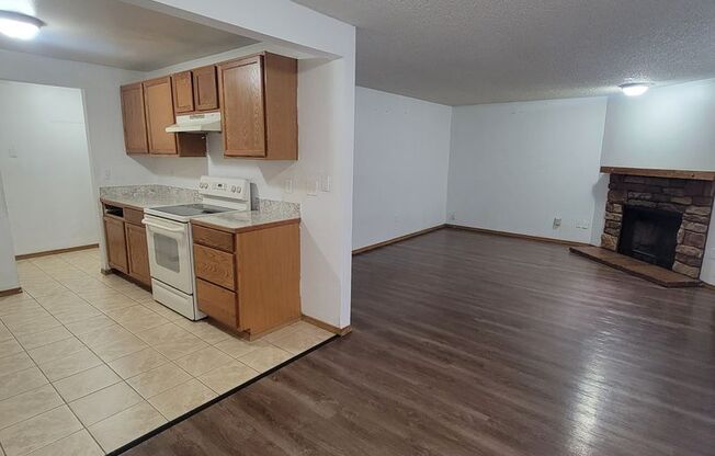 2 beds, 1 bath, 912 sqft, $1,475, Unit B