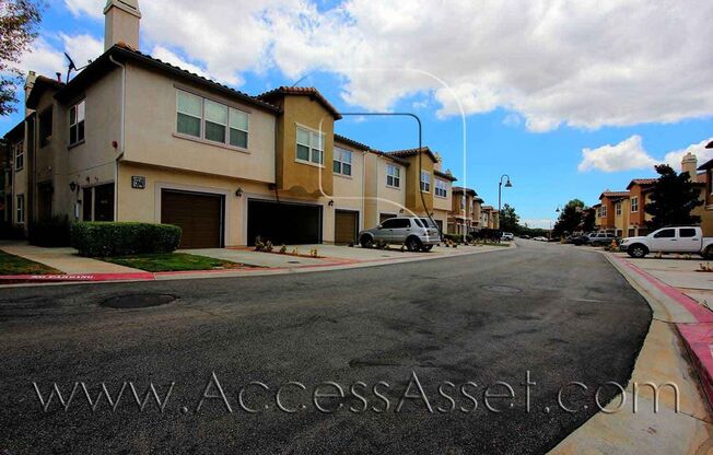 Charming 3-Bedroom Townhome in Vista Del Lago Community!