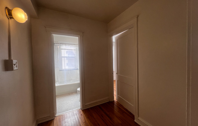 Studio, 1 bath, 450 sqft, $945, Unit 414