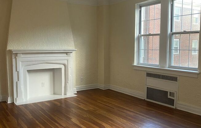 1 bed, 1 bath, 962 sqft, $1,560, Unit New King Edward  208