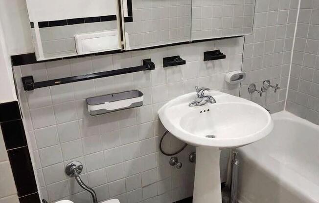 141 E 55 ST