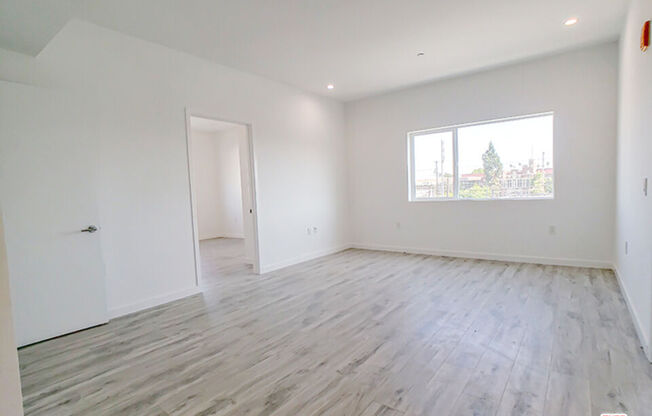 1229 S KINGSLEY DR