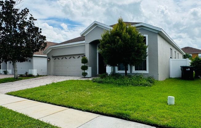 BEAUTIFUL 3 Bedroom with an Adjacent Office and 2 Bathroom Home in Orlando!!!