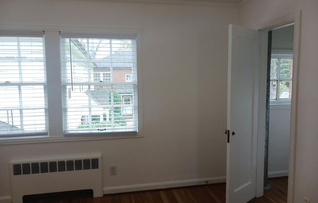 2 beds, 1 bath, 901 sqft, $1,929, Unit 22