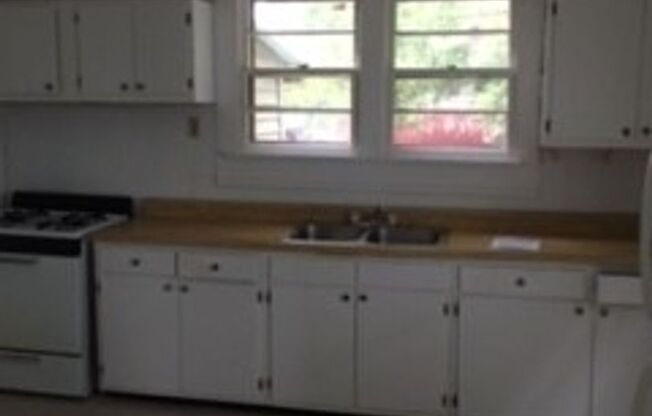 1 bed, 1 bath duplex located near downtown Bloomington