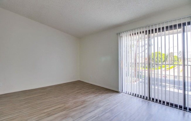 Harbor Cliff Apartments Empty Apartment Living Room