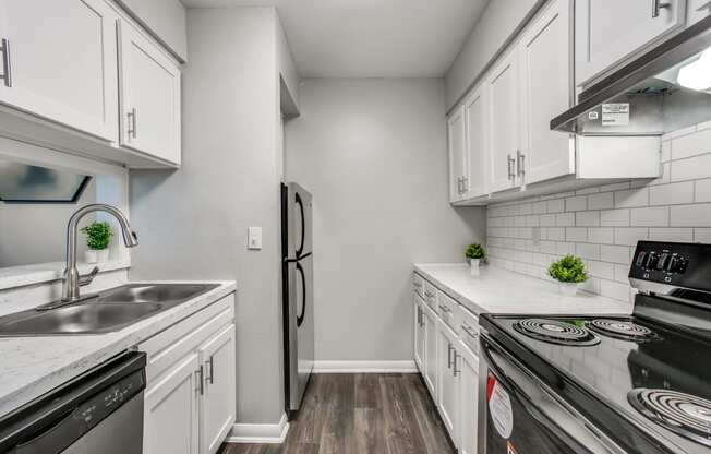 Fully Furnished Kitchen at Bellaire Oaks Apartments, Texas