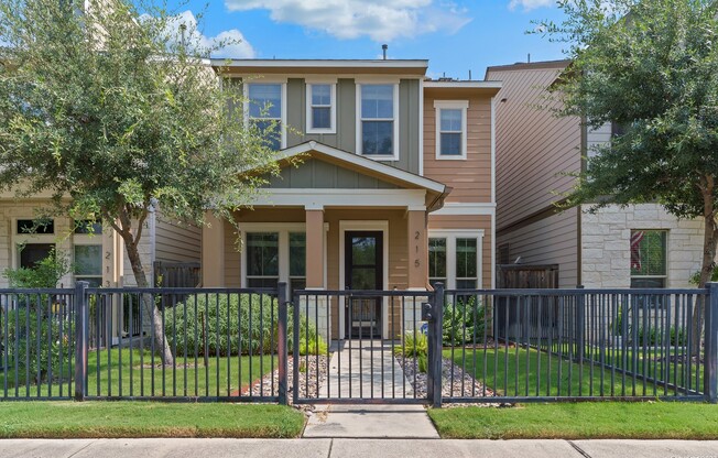 215 E COURTLAND PL