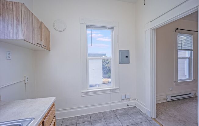 Studio, 1 bath, $1,750, Unit 1014 Walnut St. #B - LU