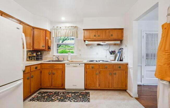 Spacious Split Level on Sundale Stone's Throw from Parkway Deli!