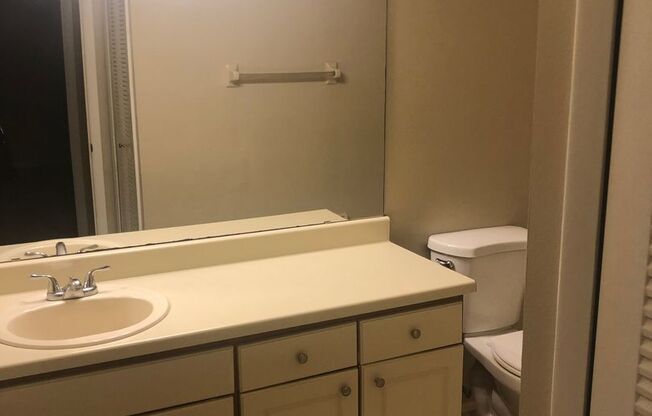 Spacious open floor plan 2/2 located in highly desirable Siesta Lago!