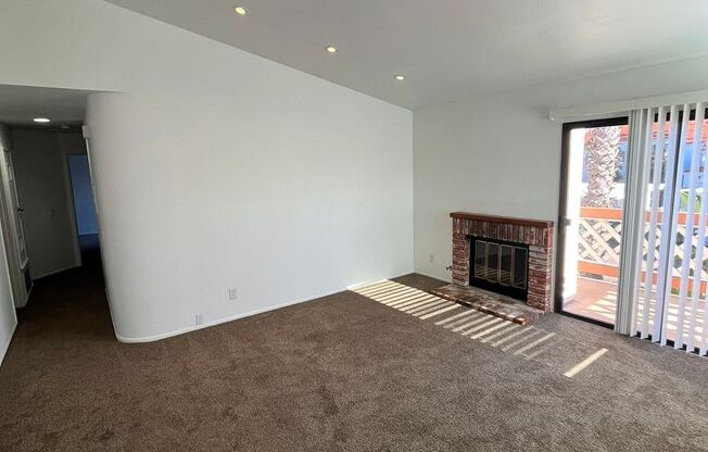 Beautifully Remodeled 2-Bed Condo with Private Patio in Casablanca