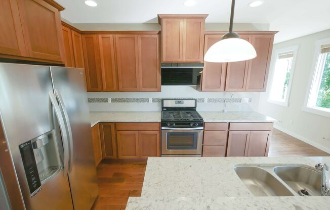 3 Beds, 2.5 Baths Beautiful Single-family Available for Rent!