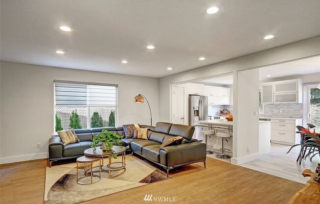 Beautifully remodeled 4bd, 3ba home in EVERETT!!