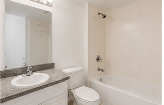 3 beds, 2 baths, 1,079 sqft, $2,600, Unit 13770-204