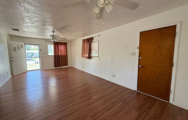 2 bedroom/1 bath available for IMMEDIATE MOVE IN! YARD MAINTENANCE INCLUDED!