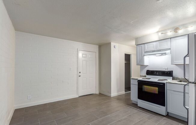 Studio, 1 bath, 300 sqft, $900, Unit 09