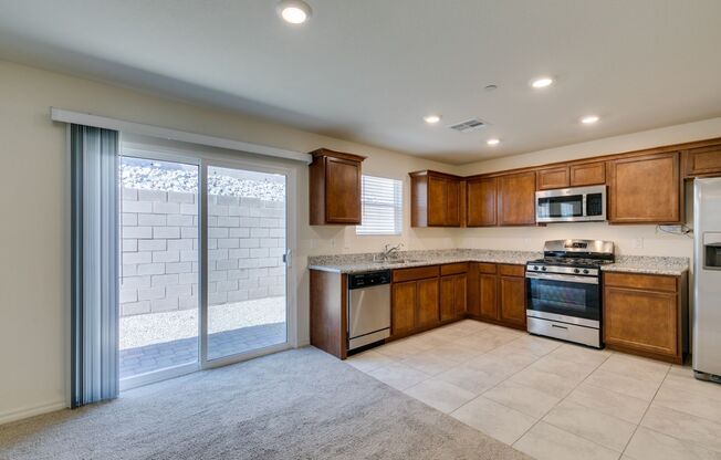 GORGEOUS TOWNHOME*UPGRADED*ALL APPLIANCES*GATE COMMUNITY W/ COMMUNITY POOL/SPA*